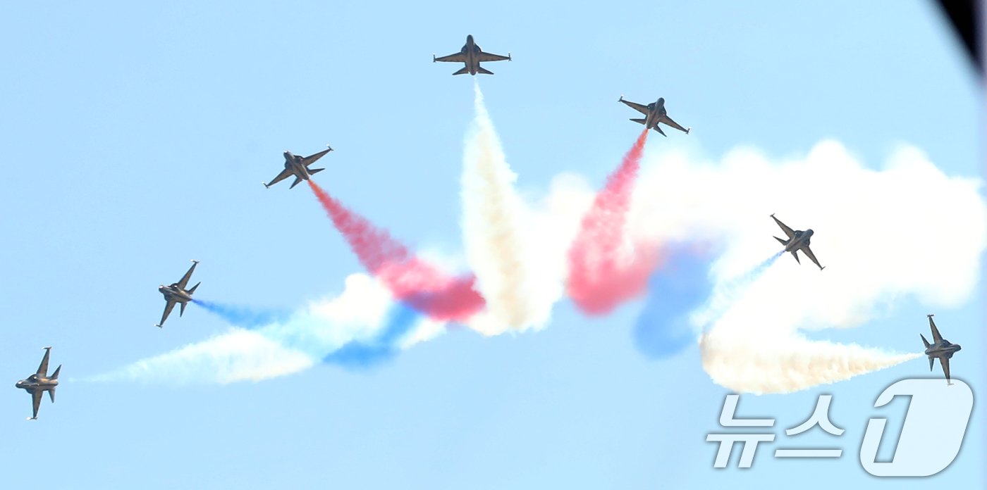 본문 이미지 - 24일 경남 사천비행장에서 열린 '2024 사천에어쇼'에서 공군 특수비행팀 블랙이글스가 곡예 비행을 선보이고 있다. 2024.10.24/뉴스1 ⓒ News1 윤일지 기자