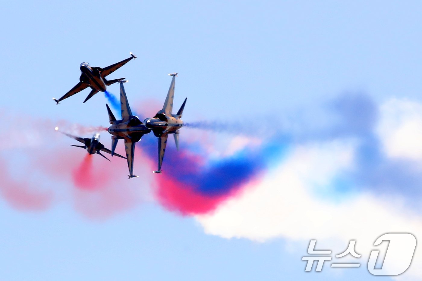 본문 이미지 - 24일 경남 사천비행장에서 열린 '2024 사천에어쇼'에서 공군 특수비행팀 블랙이글스가 곡예 비행을 선보이고 있다.  2024.10.24/뉴스1 ⓒ News1 윤일지 기자