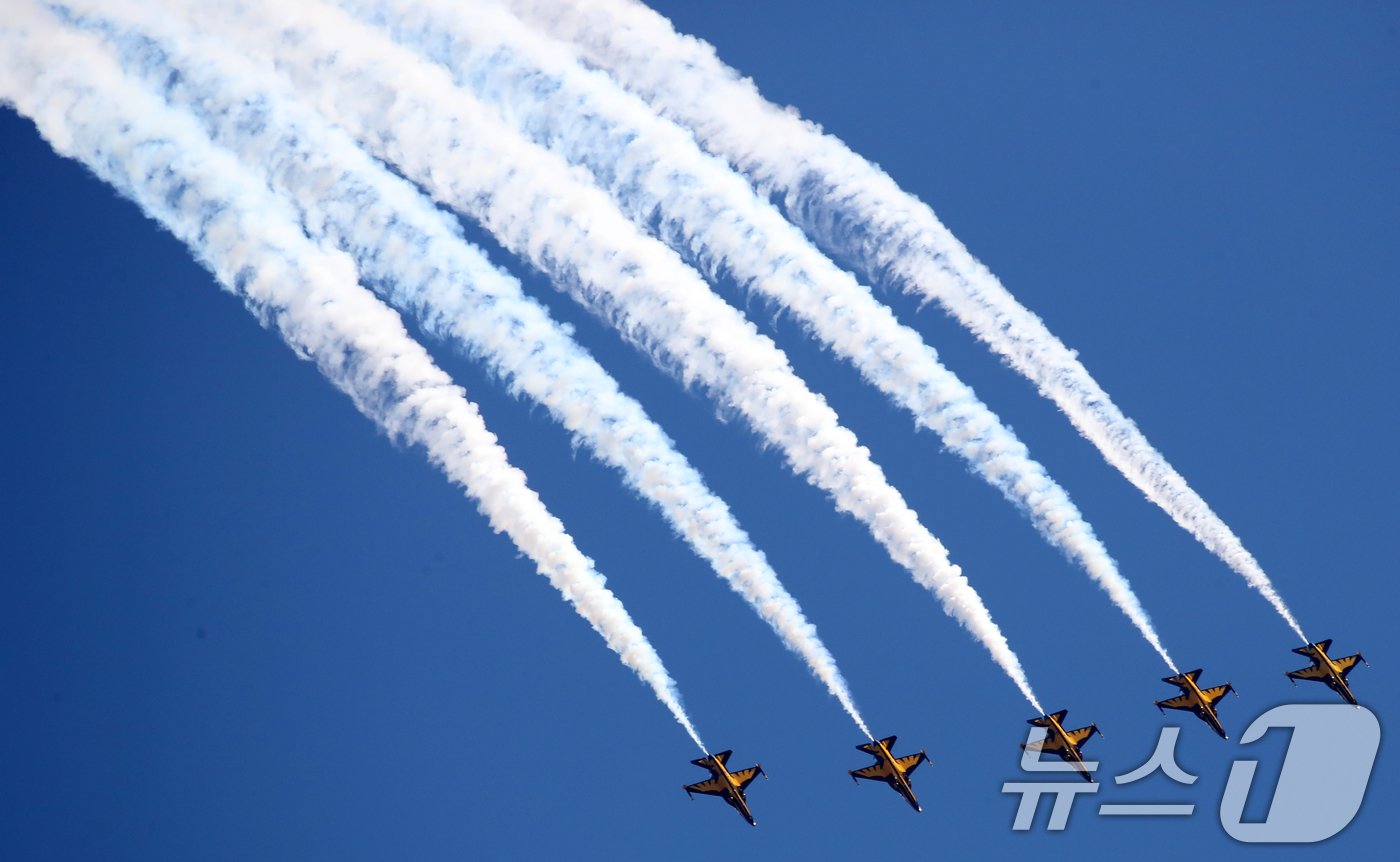 본문 이미지 - 24일 경남 사천비행장에서 열린 '2024 사천에어쇼'에서 공군 특수비행팀 블랙이글스가 곡예 비행을 선보이고 있다.  2024.10.24/뉴스1 ⓒ News1 윤일지 기자