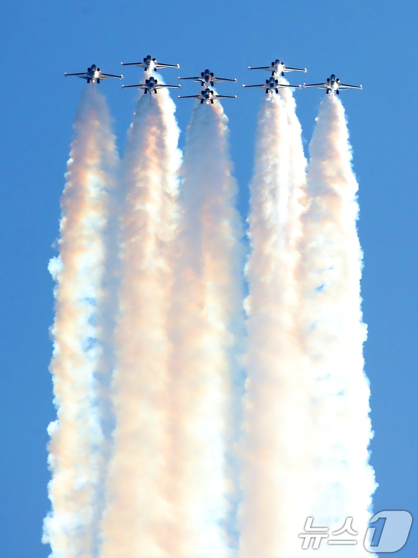본문 이미지 - 24일 경남 사천비행장에서 열린 '2024 사천에어쇼'에서 공군 특수비행팀 블랙이글스가 곡예 비행을 선보이고 있다.  2024.10.24/뉴스1 ⓒ News1 윤일지 기자