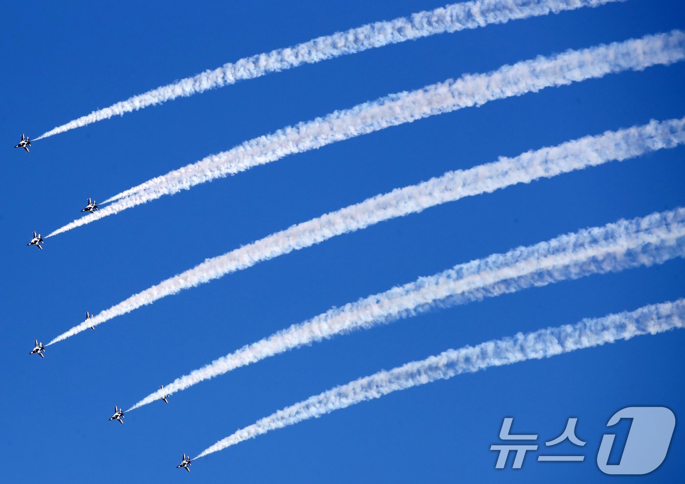 본문 이미지 - 24일 경남 사천비행장에서 열린 '2024 사천에어쇼'에서 공군 특수비행팀 블랙이글스가 곡예 비행을 선보이고 있다.  2024.10.24/뉴스1 ⓒ News1 윤일지 기자
