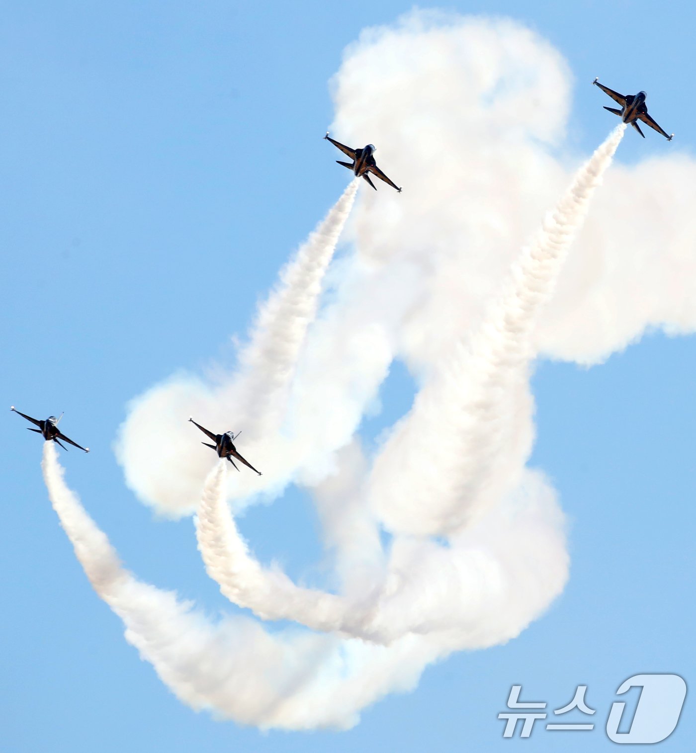 본문 이미지 - 24일 경남 사천비행장에서 열린 '2024 사천에어쇼'에서 공군 특수비행팀 블랙이글스가 곡예 비행을 선보이고 있다.  2024.10.24/뉴스1 ⓒ News1 윤일지 기자