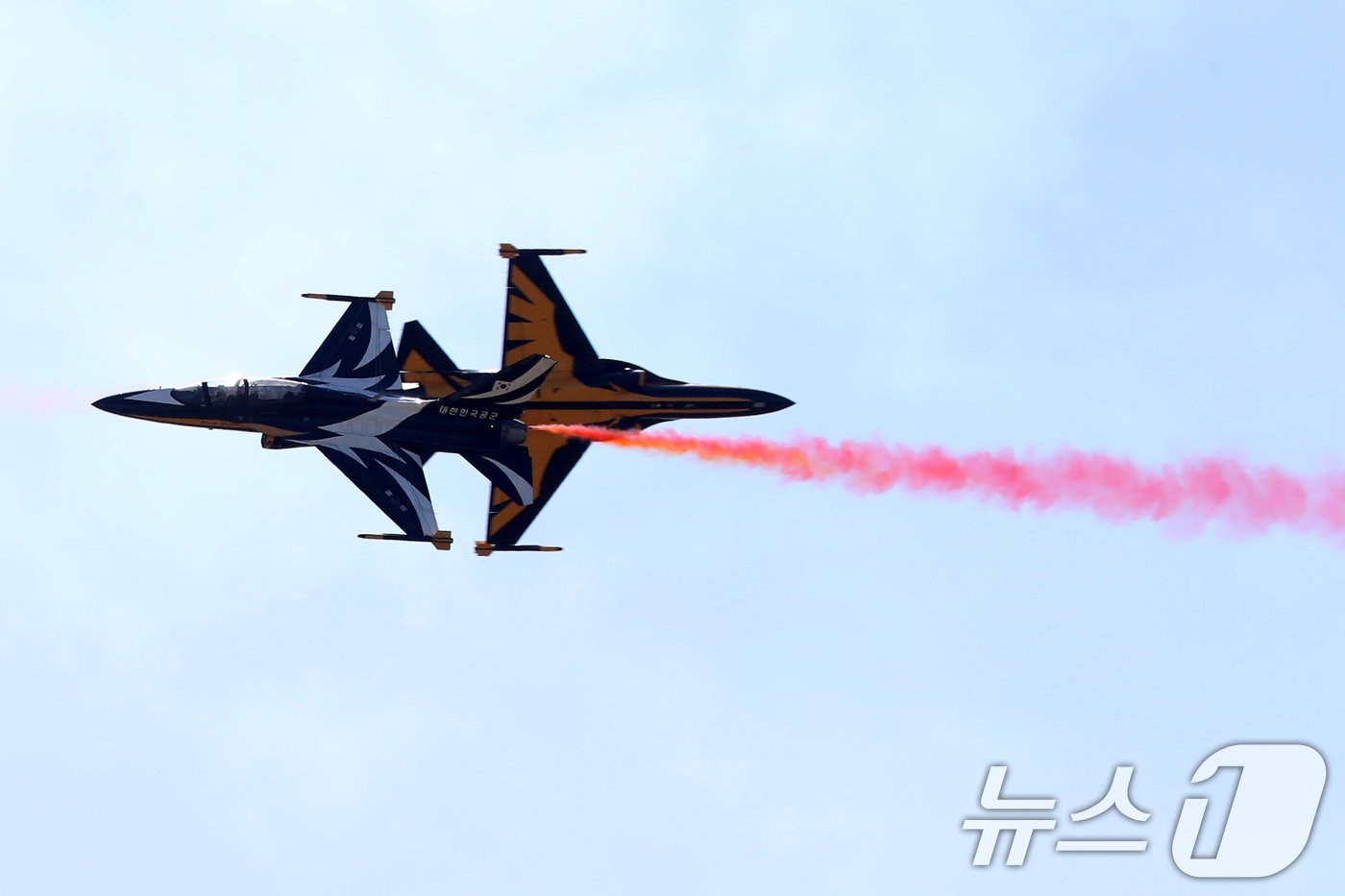 본문 이미지 - 24일 경남 사천비행장에서 열린 '2024 사천에어쇼'에서 공군 특수비행팀 블랙이글스가 곡예 비행을 선보이고 있다.  2024.10.24/뉴스1 ⓒ News1 윤일지 기자