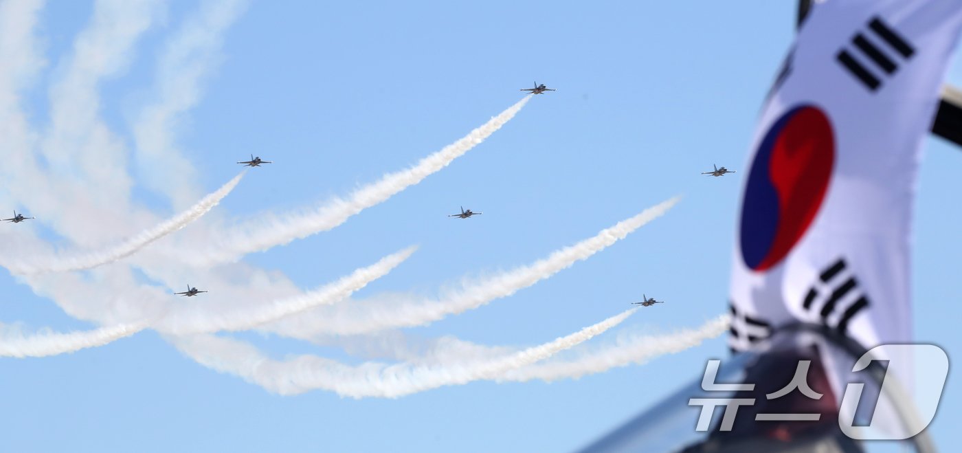 본문 이미지 - 24일 경남 사천비행장에서 열린 '2024 사천에어쇼'에서 공군 특수비행팀 블랙이글스가 곡예 비행을 선보이고 있다.  2024.10.24/뉴스1 ⓒ News1 윤일지 기자