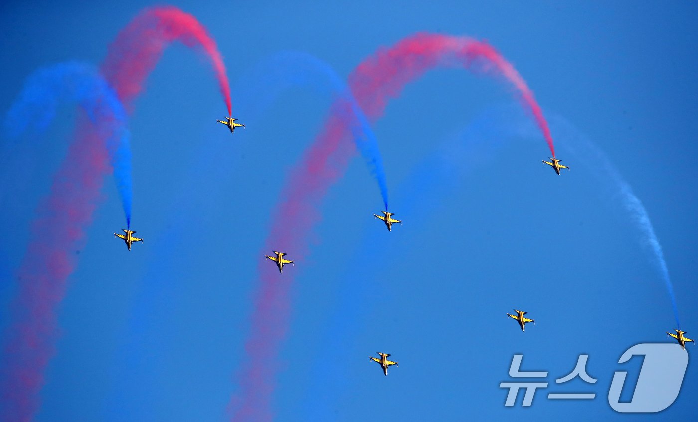 본문 이미지 - 24일 경남 사천비행장에서 열린 '2024 사천에어쇼'에서 공군 특수비행팀 블랙이글스가 곡예 비행을 선보이고 있다.  2024.10.24/뉴스1 ⓒ News1 윤일지 기자