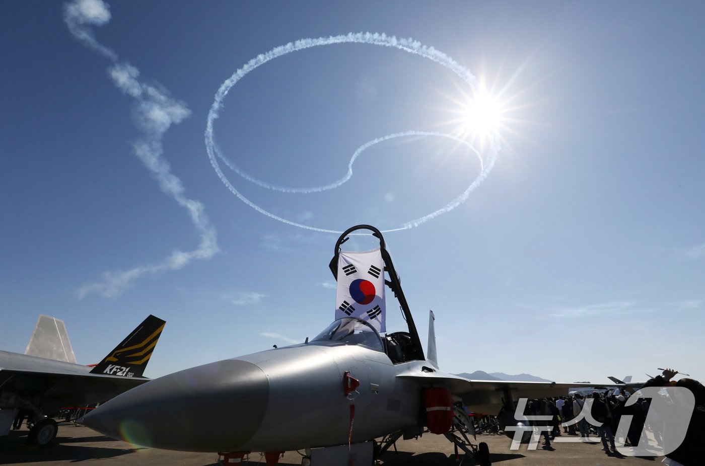 본문 이미지 - 24일 경남 사천비행장에서 열린 '2024 사천에어쇼'에서 공군 특수비행팀 블랙이글스가 곡예 비행을 선보이고 있다.  2024.10.24/뉴스1 ⓒ News1 윤일지 기자