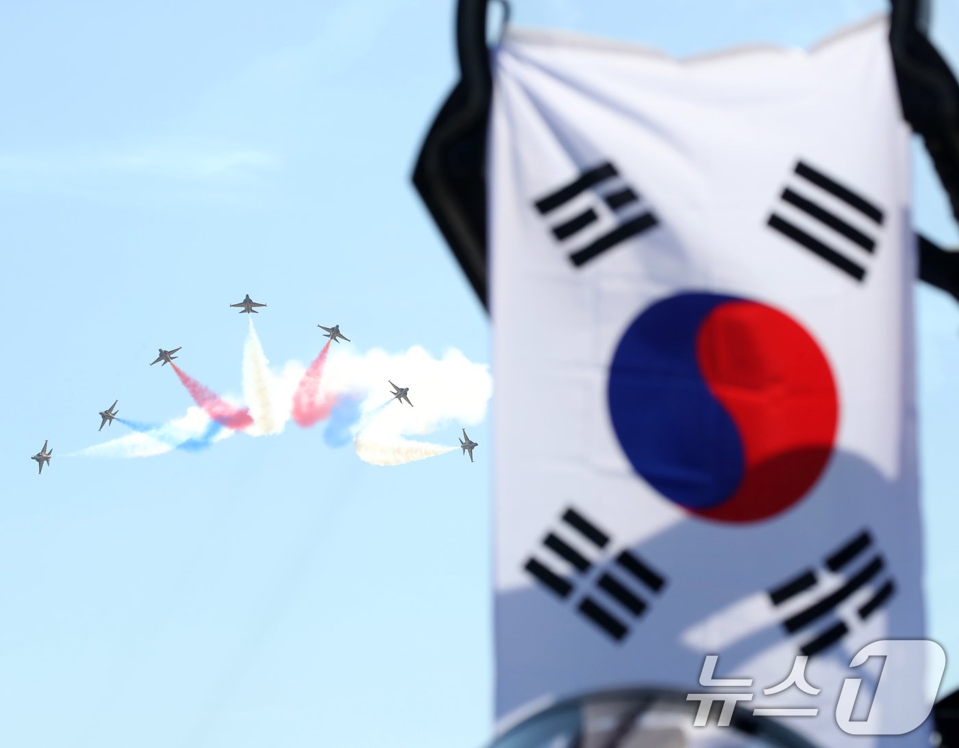 본문 이미지 - 24일 경남 사천비행장에서 열린 '2024 사천에어쇼'에서 공군 특수비행팀 블랙이글스가 곡예 비행을 선보이고 있다.  2024.10.24/뉴스1 ⓒ News1 윤일지 기자