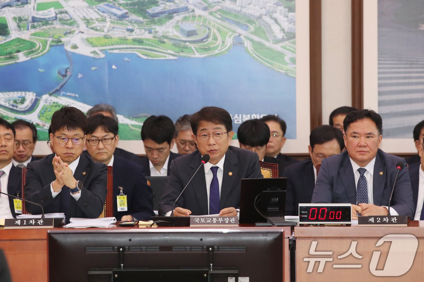 본문 이미지 - 박상우 국토교통부 장관이 24일 오후 서울 여의도 국회에서 열린 국토교통위원회의 국토교통부 등에 대한 종합국정감사에서 의원 질의에 답하고 있다. 2024.10.24/뉴스1 ⓒ News1 이광호 기자