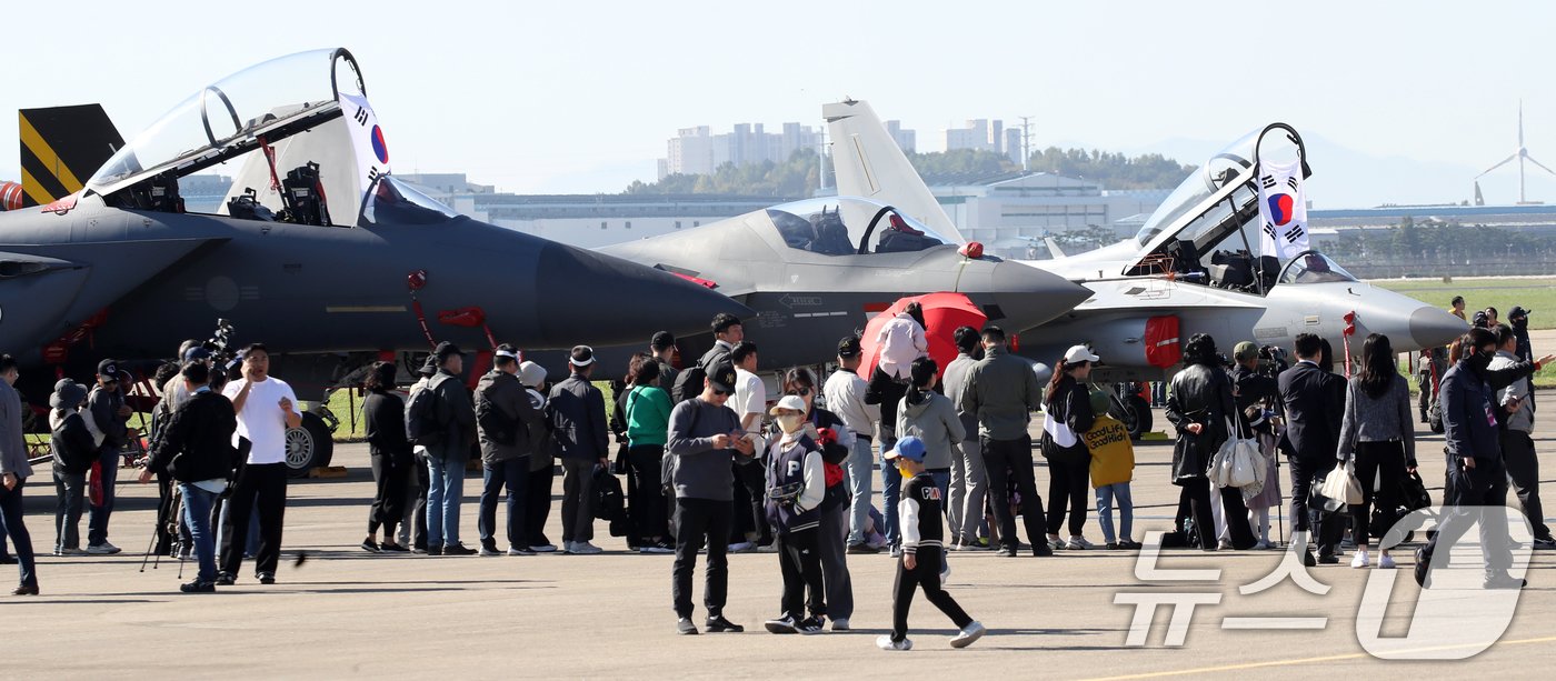 본문 이미지 - 24일 경남 사천비행장에서 열린 '2024 사천에어쇼'에서 관람객들이 한국형 초음속 전투기 KF-21 보라매 등 다양한 전투기를 구경하고 있다. 대한민국 남부지역 유일한 에어쇼인 2024 사천에어쇼는 이날 개막해 27일까지 4일간 다양한 에어쇼와 항공 관련 행사를 펼친다. 2024.10.24/뉴스1 ⓒ News1 윤일지 기자