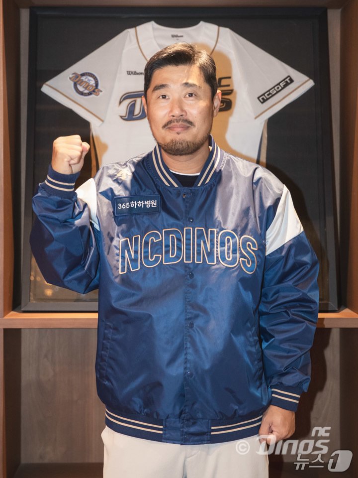 본문 이미지 - 이호준 신임 NC다이노스 감독이 24일 오후 경남 창원시 마산회원구 창원NC파크 인터뷰실에서 기자회견 전 기념촬영을 하고 있다. &#40;NC다이노스 제공&#41; 2024.10.24/뉴스1