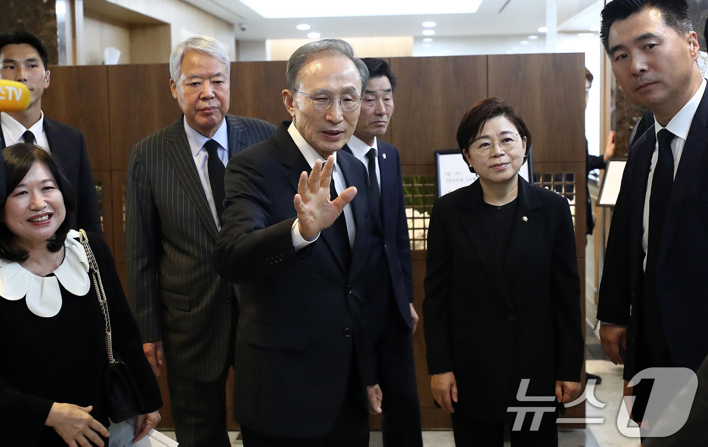 (서울=뉴스1) 박세연 기자 = 이명박 전 대통령이 24일 서울 송파구 아산병원 장례식장에 마련된 친형인 고(故) 이상득 전 의원 빈소에서 조문객들과 인사를 나누고 있다.제17대 …