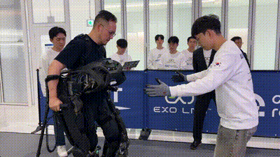 본문 이미지 - '사이배슬론' 2024에 참가하는 김승환 선수가 24일 대전 대덕구 엔젤로보틱스에서 지팡이를 땅에서 뗀 채로 걷고 있다. 2024.10.24/뉴스1 ⓒ 뉴스1 김민재 기자
