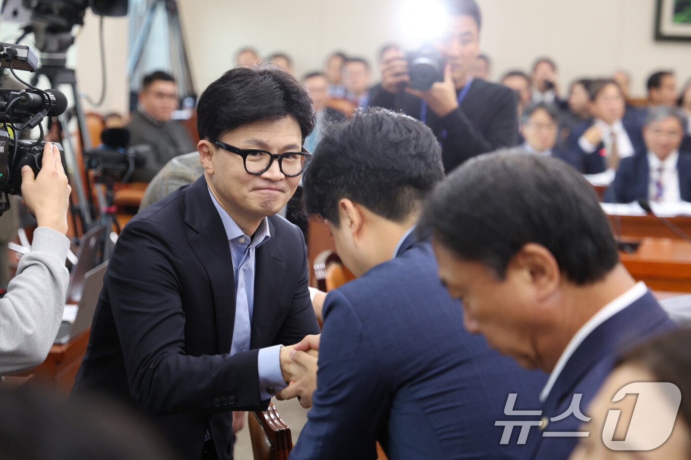 본문 이미지 - 한동훈 국민의힘 대표가 24일 오후 서울 여의도 국회에서 열린 환경노동위원회 국정감사장을 격려 방문해 위원들과 인사하고 있다. 2024.10.24/뉴스1 ⓒ News1 신웅수 기자