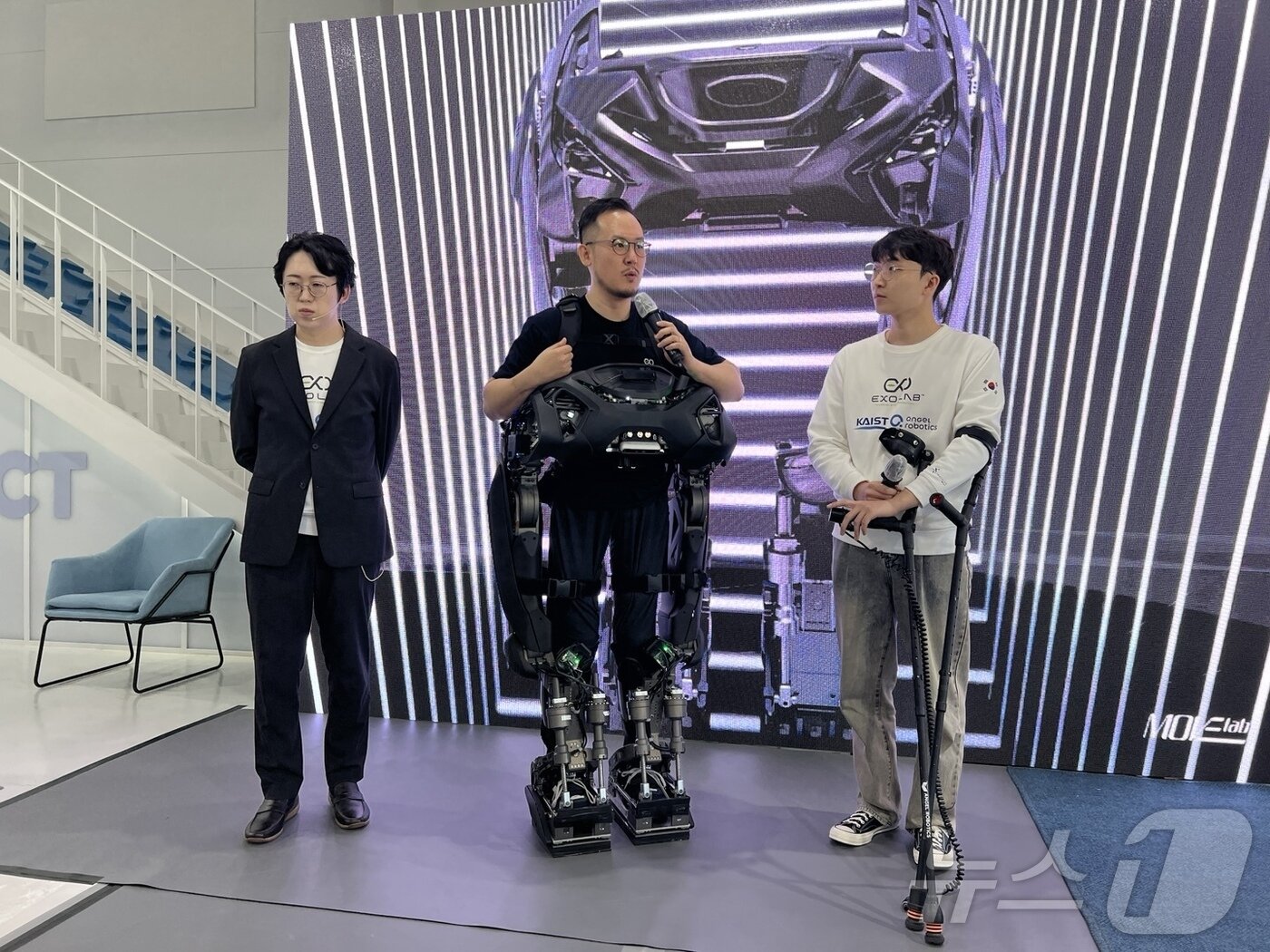 본문 이미지 - 24일 대전 대덕구에서 열린 '차세대 웨어러블 로봇 공개 기자 간담회'에서 김승환 선수가 공경철 한국과학기술원(KAIST) 교수(사진 왼쪽), 박정수 팀장(사진 오른쪽)과 함께 취재진 질문에 답하고 있다. 2024.10.24/뉴스1 ⓒ 뉴스1 김민재 기자