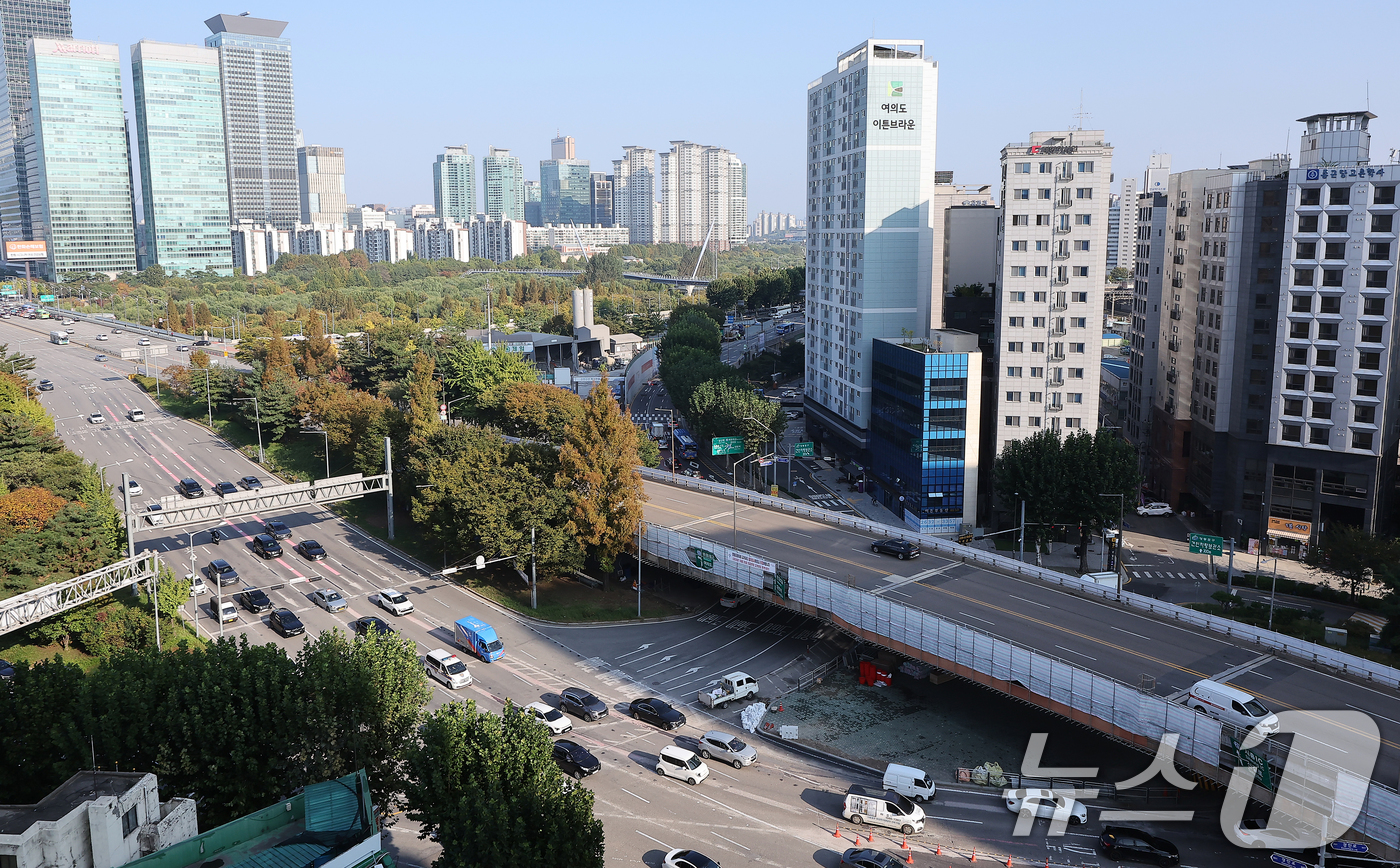 (서울=뉴스1) 김진환 기자 = 서울시가 영등포 고가차도 철거를 시작으로 영등포로터리 구조개선 사업에 착수한다고 밝혔다.시는 25일 오후 11시부터 차량 진입을 통제하고 내년 4월 …