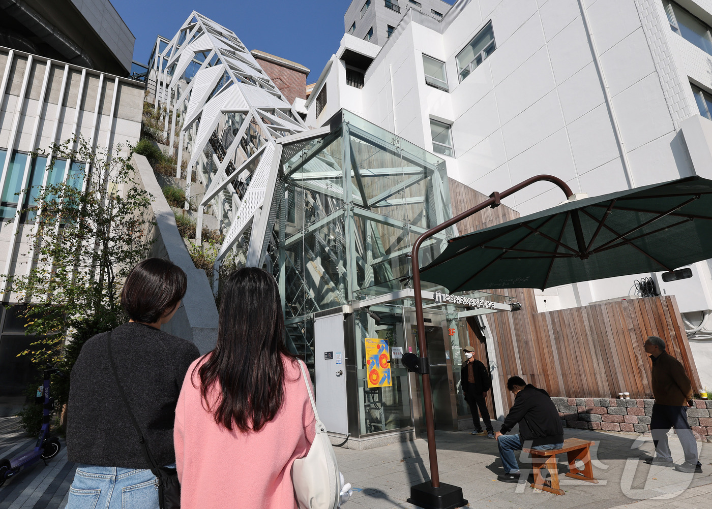 (서울=뉴스1) 박지혜 기자 = 시민들이 25일 서울 서대문구 북아현동에 위치한 경사형 엘리베이터를 이용하고 있다.북아현동 경사형 엘리베이터는 '공공디자인 페스티벌 2024' 서울 …