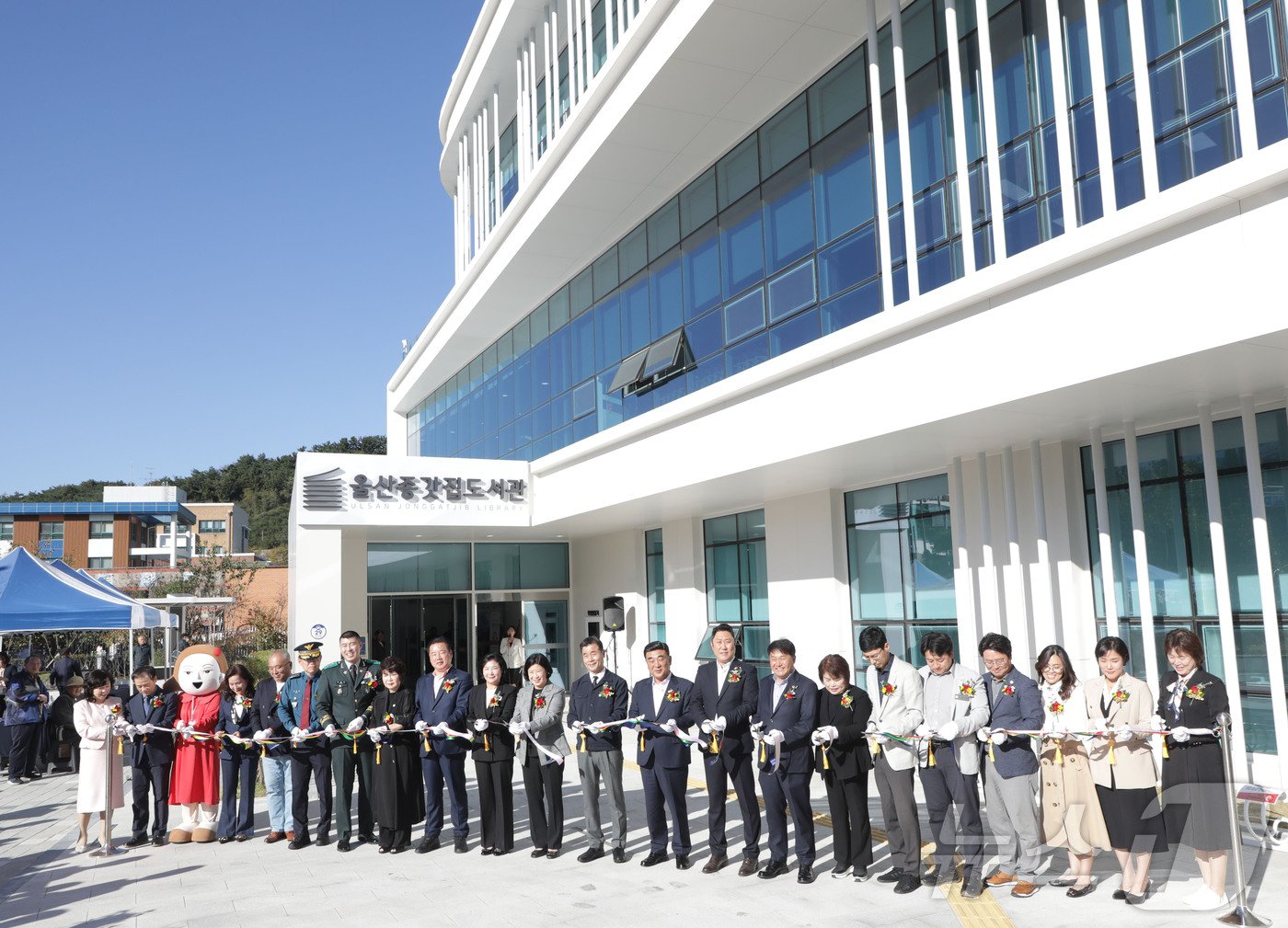 본문 이미지 - 울산 종갓집도서관이 24일 개관식을 진행하고 내빈과 테이프커팅을 하고 있다.2024.10.24/뉴스1 ⓒNews1 김지혜 기자