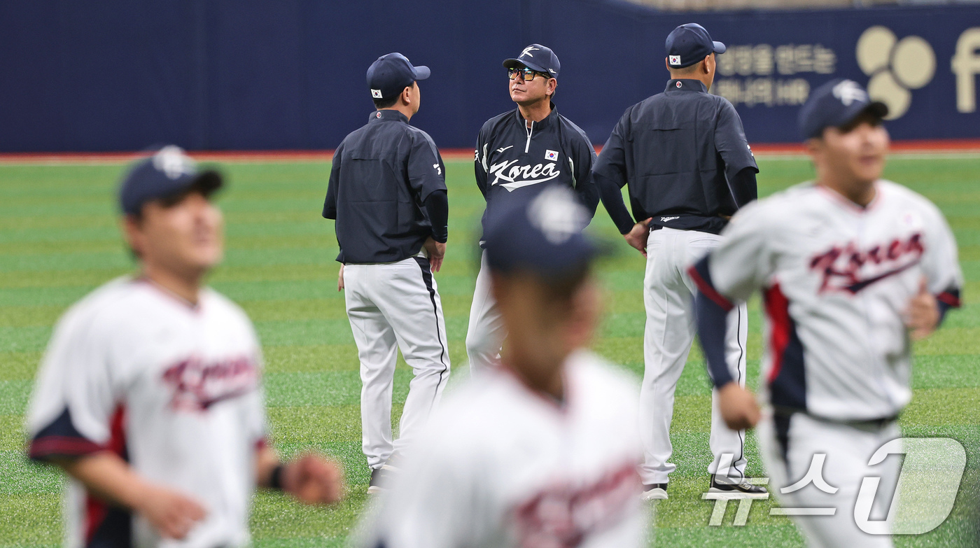 (서울=뉴스1) 장수영 기자 = 2024 세계야구소프트볼협회(WBSC) 프리미어12에 출전하는 류중일 대한민국 야구대표팀 감독이 24일 오후 서울 구로구 고척스카이돔에서 열린 대표 …