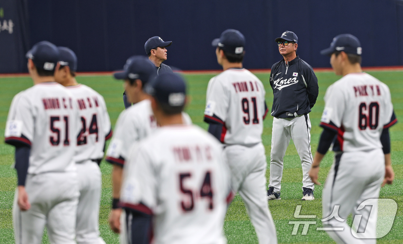 (서울=뉴스1) 장수영 기자 = 2024 세계야구소프트볼협회(WBSC) 프리미어12에 출전하는 류중일 대한민국 야구대표팀 감독이 24일 오후 서울 구로구 고척스카이돔에서 열린 대표 …