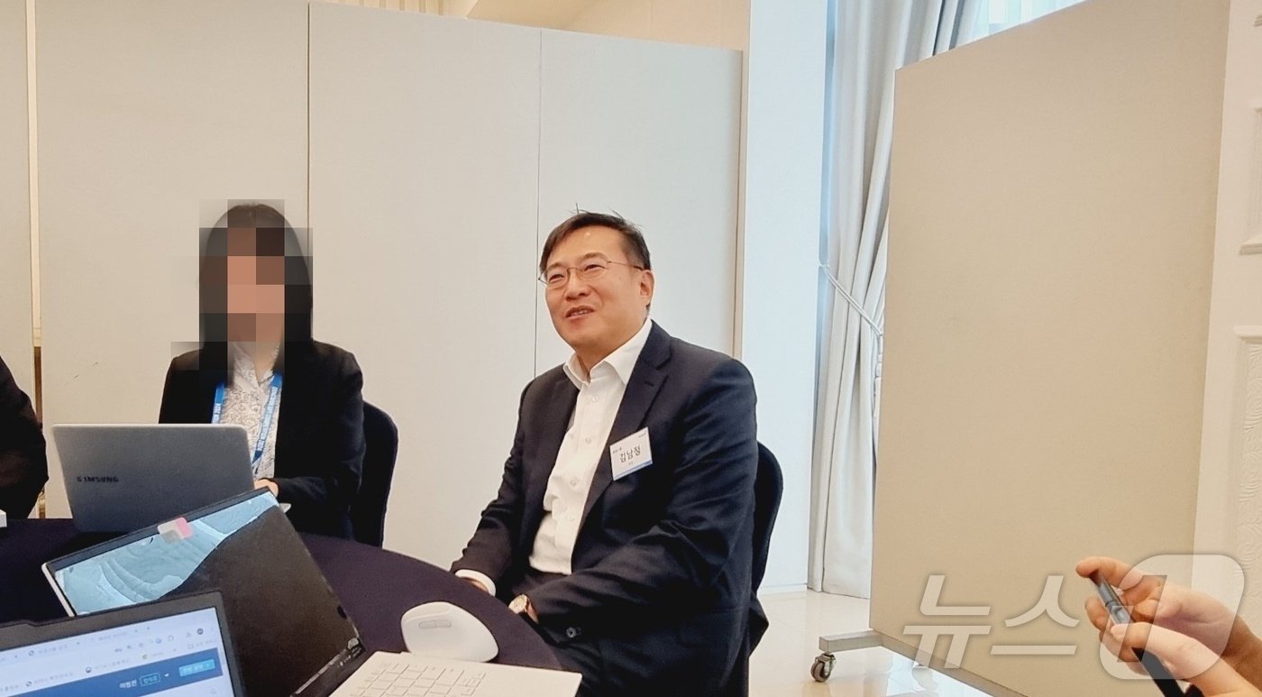 본문 이미지 - 동원그룹이 서울 양재동 aT센터 그랜드홀에서 ‘2024 동원 GPT 경진대회’를 연다고 24일 밝혔다. 김남정 동원그룹 회장이 세견 중간 쉬는 시간 기자들을 만나 질의응답을 진행하고 있다. ⓒ News1 이형진 기자