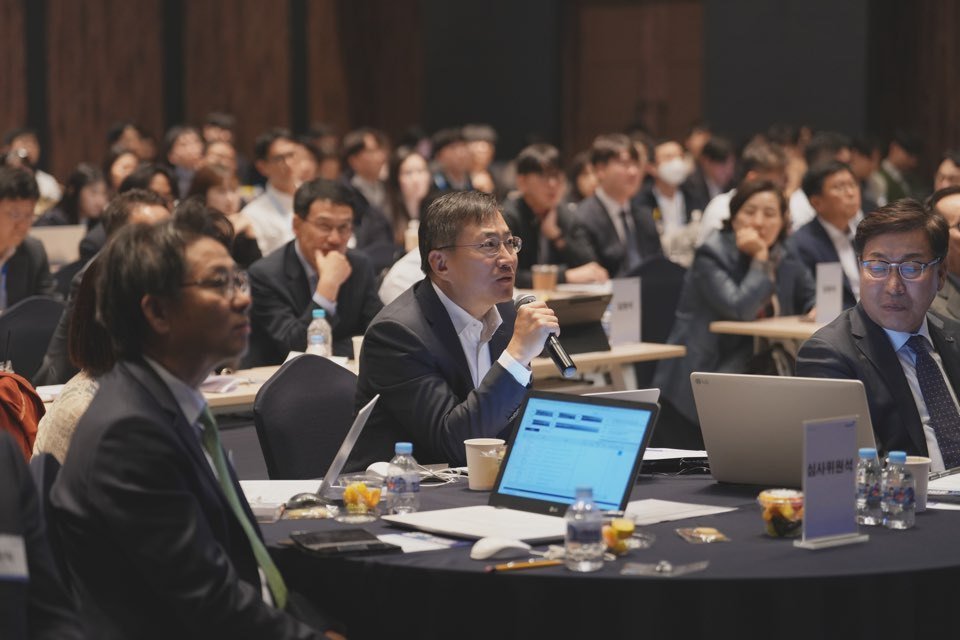 본문 이미지 - 김남정 동원그룹 회장이 24일 '동원GPT' 경진대회에서 발표자에게 질문을 하고 있다. (동원그룹 제공)