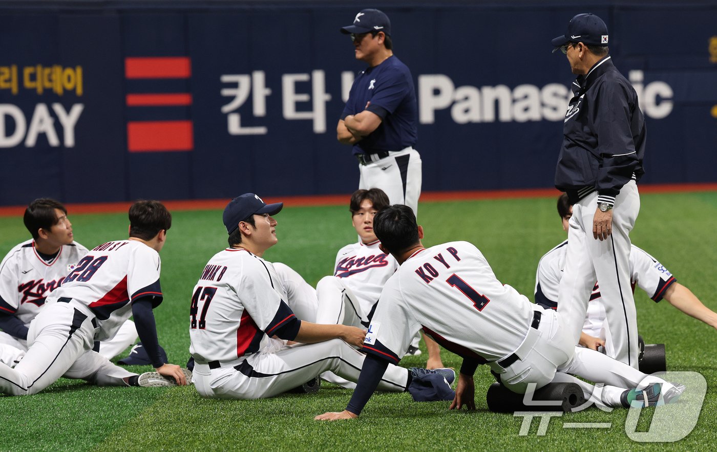 2024 세계야구소프트볼협회&#40;WBSC&#41; 프리미어12에 출전하는 대한민국 야구대표팀 선수들이 24일 오후 서울 구로구 고척스카이돔에서 열린 대표팀 첫 훈련에서 몸을 풀고 있다. 이날 훈련은 한국시리즈가 진행 중인 관계로 기아와 삼성 소속 선수를 제외하고 진행됐다. 대표팀은 내달 1일과 2일 쿠바 대표팀과 평가전을 치르고 8일에 대만으로 출국한다. 2024.10.24/뉴스1 ⓒ News1 장수영 기자