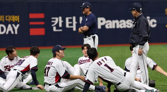 몸푸는 야구 대표팀 선수들