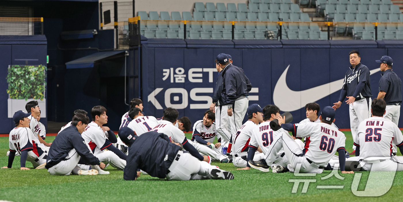 (서울=뉴스1) 장수영 기자 = 2024 세계야구소프트볼협회(WBSC) 프리미어12에 출전하는 대한민국 야구대표팀 선수들이 24일 오후 서울 구로구 고척스카이돔에서 열린 대표팀 첫 …