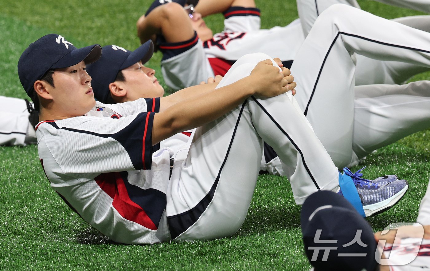본문 이미지 - 2024 세계야구소프트볼협회(WBSC) 프리미어12에 출전하는 대한민국 야구대표팀 김택연이 24일 오후 서울 구로구 고척스카이돔에서 열린 대표팀 첫 훈련에서 몸을 풀고 있다. 이날 훈련은 한국시리즈가 진행 중인 관계로 기아와 삼성 소속 선수를 제외하고 진행됐다. 대표팀은 내달 1일과 2일 쿠바 대표팀과 평가전을 치르고 8일에 대만으로 출국한다. 2024.10.24/뉴스1 ⓒ News1 장수영 기자