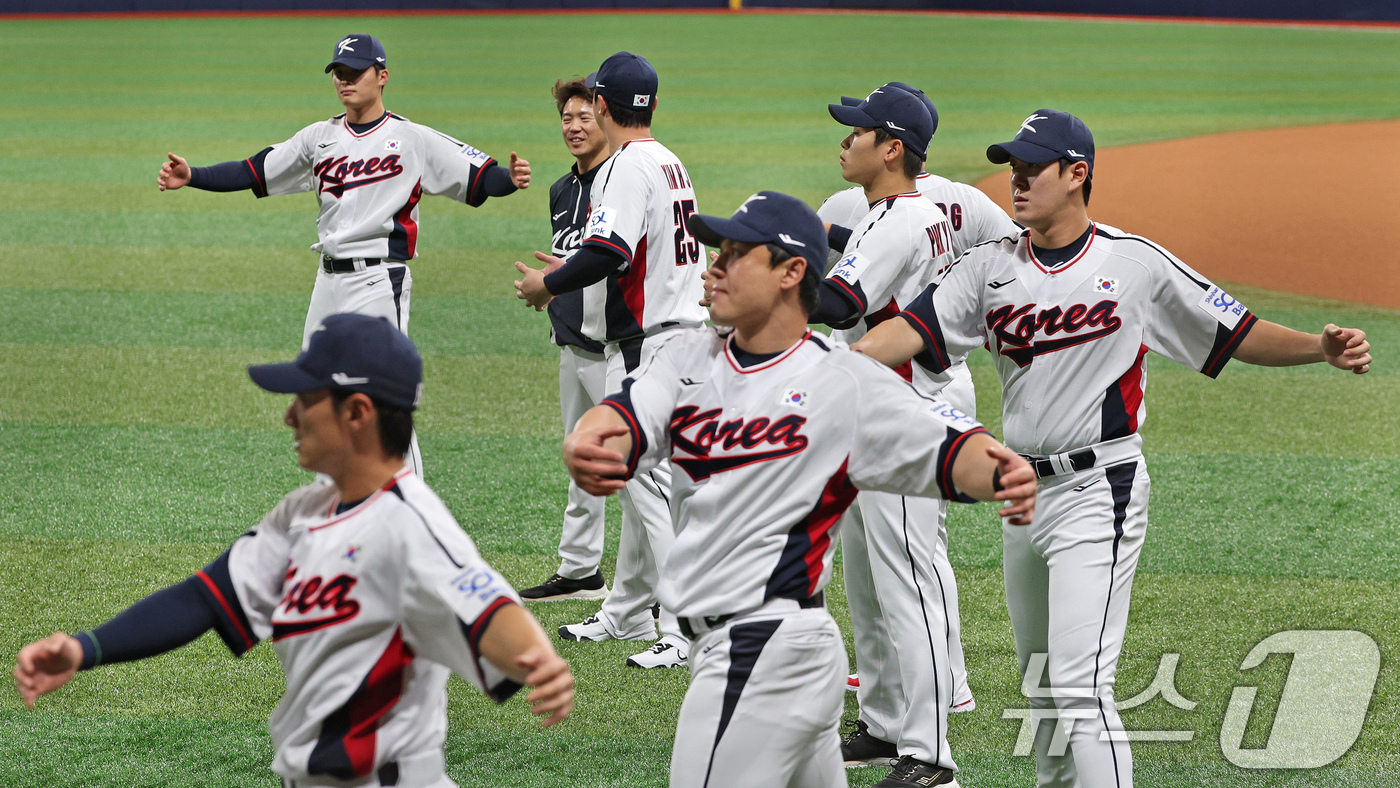 (서울=뉴스1) 장수영 기자 = 2024 세계야구소프트볼협회(WBSC) 프리미어12에 출전하는 대한민국 야구대표팀 선수들이 24일 오후 서울 구로구 고척스카이돔에서 열린 대표팀 첫 …