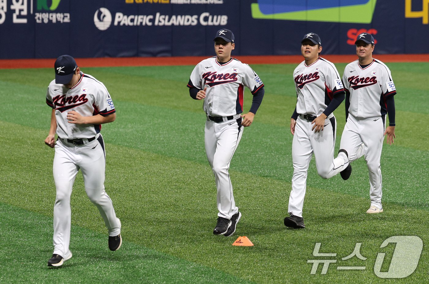 2024 세계야구소프트볼협회&#40;WBSC&#41; 프리미어12에 출전하는 대한민국 야구대표팀 선수들이 24일 오후 서울 구로구 고척스카이돔에서 열린 대표팀 첫 훈련을 하고 있다. 이날 훈련은 한국시리즈가 진행 중인 관계로 기아와 삼성 소속 선수를 제외하고 진행됐다. 대표팀은 내달 1일과 2일 쿠바 대표팀과 평가전을 치르고 8일에 대만으로 출국한다. 2024.10.24/뉴스1 ⓒ News1 장수영 기자