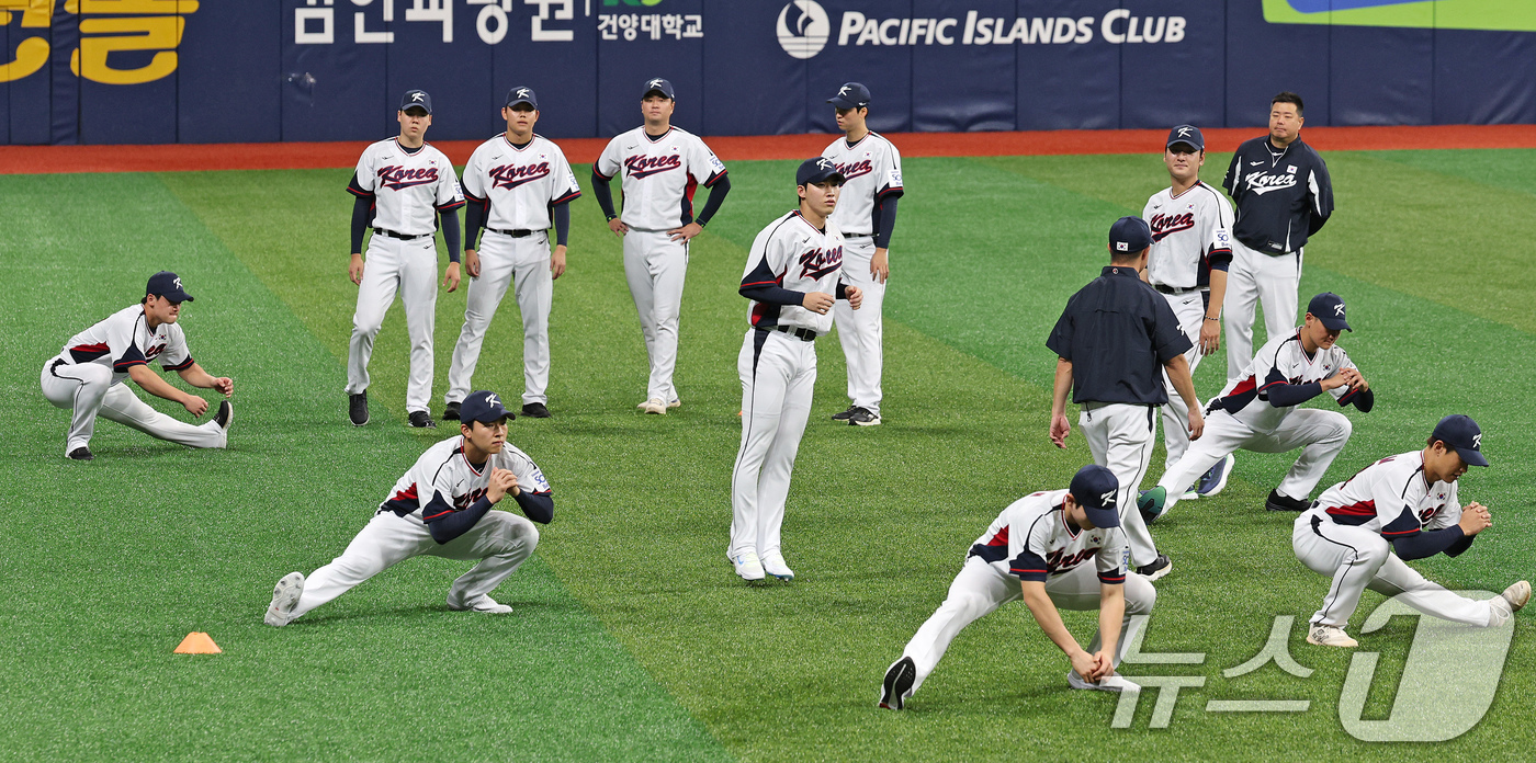 (서울=뉴스1) 장수영 기자 = 2024 세계야구소프트볼협회(WBSC) 프리미어12에 출전하는 대한민국 야구대표팀 선수들이 24일 오후 서울 구로구 고척스카이돔에서 열린 대표팀 첫 …