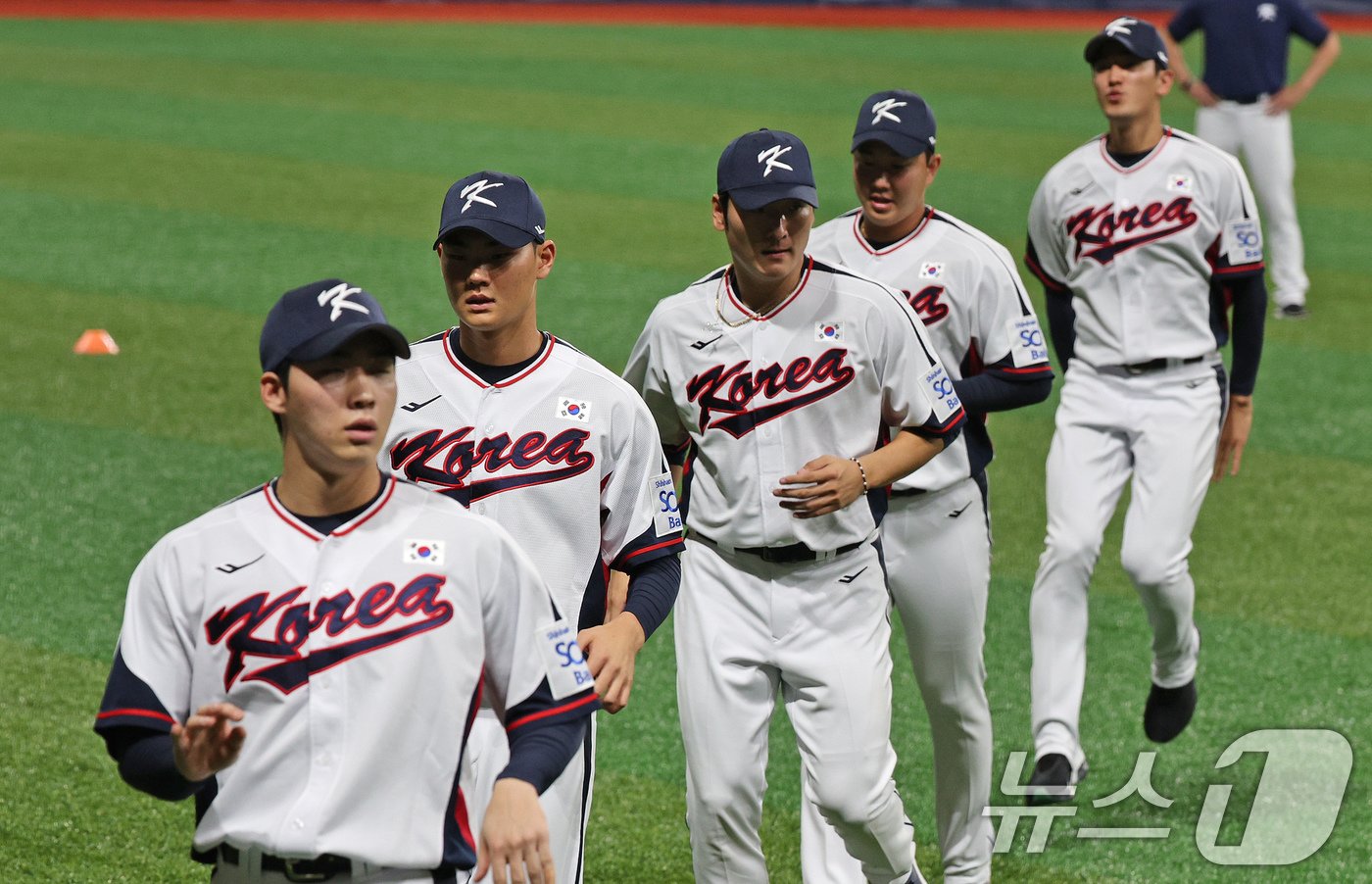 본문 이미지 - 2024 세계야구소프트볼협회(WBSC) 프리미어12에 출전하는 대한민국 야구대표팀 선수들이 24일 오후 서울 구로구 고척스카이돔에서 열린 대표팀 첫 훈련을 하고 있다. 이날 훈련은 한국시리즈가 진행 중인 관계로 기아와 삼성 소속 선수를 제외하고 진행됐다. 대표팀은 내달 1일과 2일 쿠바 대표팀과 평가전을 치르고 8일에 대만으로 출국한다. 2024.10.24/뉴스1 ⓒ News1 장수영 기자