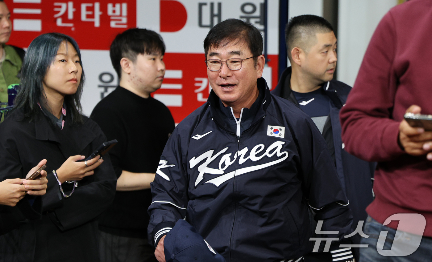 (서울=뉴스1) 장수영 기자 = 2024 세계야구소프트볼협회(WBSC) 프리미어12에 출전하는 류중일 대한민국 야구대표팀 감독이 24일 오후 서울 구로구 고척스카이돔에서 열린 대표 …