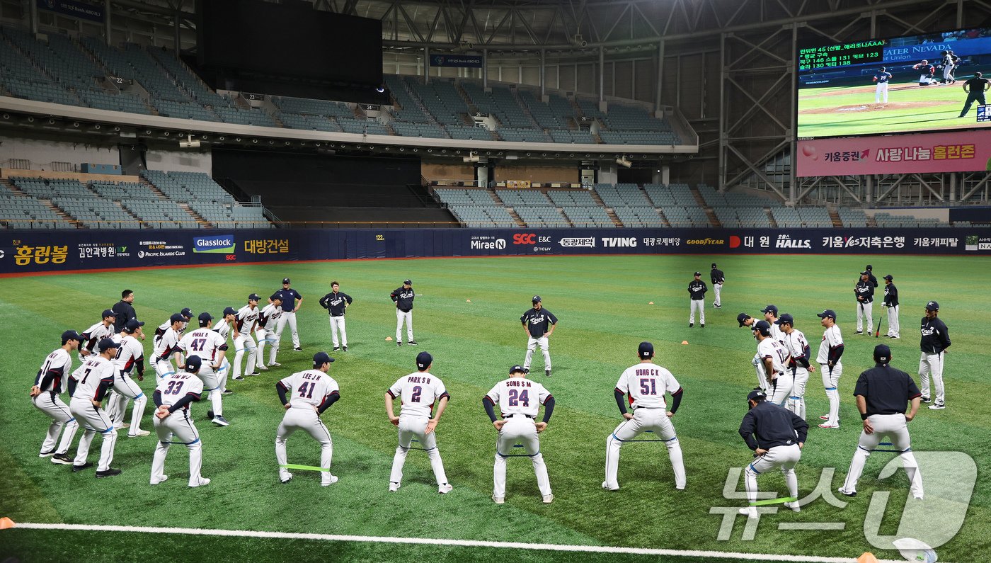 본문 이미지 - 2024 세계야구소프트볼협회(WBSC) 프리미어12에 출전하는 대한민국 야구대표팀 선수들이 24일 오후 서울 구로구 고척스카이돔에서 열린 대표팀 첫 훈련을 하고 있다. 이날 훈련은 한국시리즈가 진행 중인 관계로 기아와 삼성 소속 선수를 제외하고 진행됐다. 대표팀은 내달 1일과 2일 쿠바 대표팀과 평가전을 치르고 8일에 대만으로 출국한다. 2024.10.24/뉴스1 ⓒ News1 장수영 기자