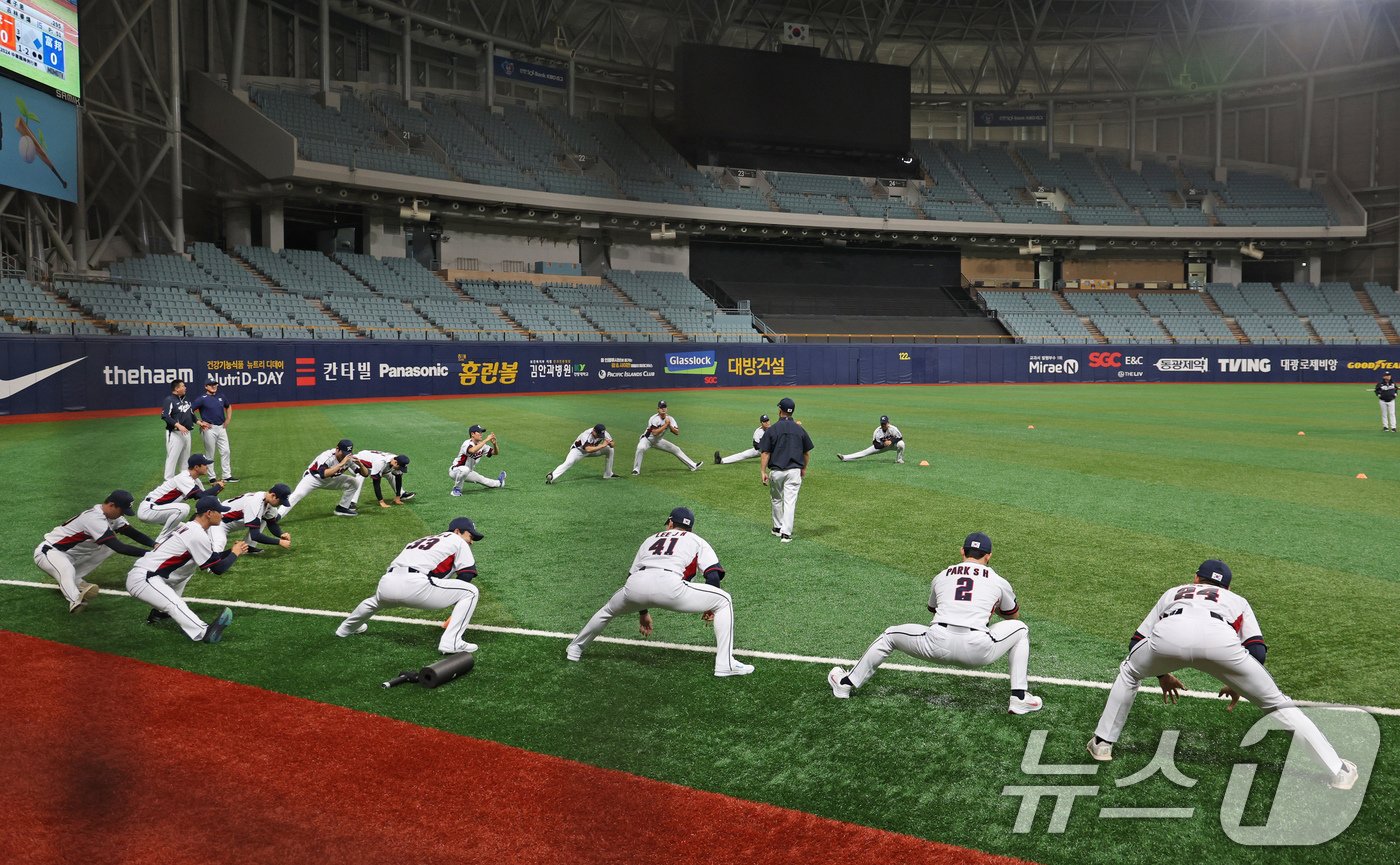 본문 이미지 - 2024 세계야구소프트볼협회(WBSC) 프리미어12에 출전하는 대한민국 야구대표팀 선수들이 24일 오후 서울 구로구 고척스카이돔에서 열린 대표팀 첫 훈련을 하고 있다. 이날 훈련은 한국시리즈가 진행 중인 관계로 기아와 삼성 소속 선수를 제외하고 진행됐다. 대표팀은 내달 1일과 2일 쿠바 대표팀과 평가전을 치르고 8일에 대만으로 출국한다. 2024.10.24/뉴스1 ⓒ News1 장수영 기자