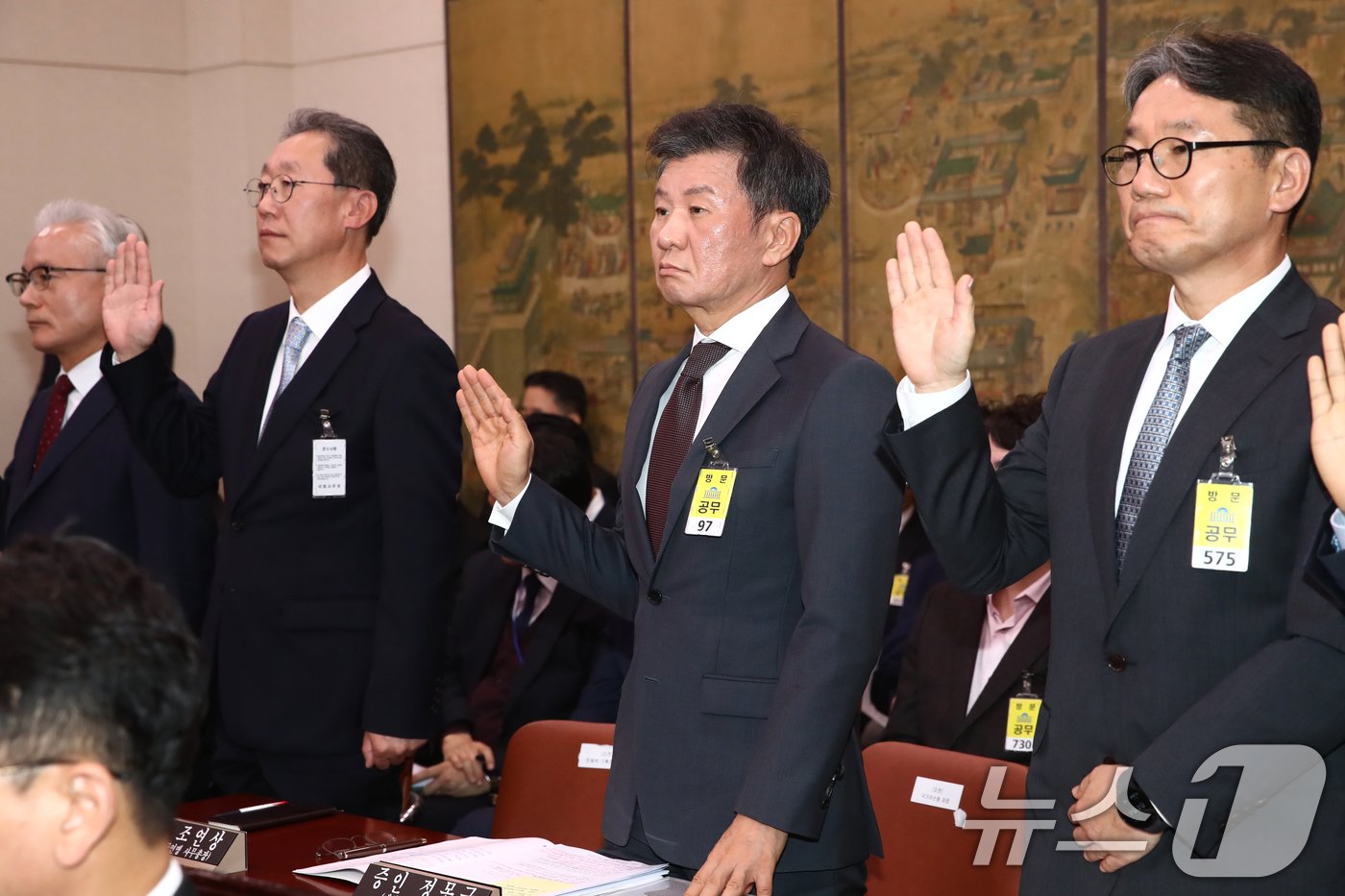 본문 이미지 - 정몽규 대한축구협회장(오른쪽 두번째)이 24일 오후 서울 여의도 국회에서 열린 문화체육관광위원회의 문화체육관광부 등에 대한 종합국정감사에 출석해 증인선서를 하고 있다. 2024.10.24/뉴스1 ⓒ News1 이광호 기자