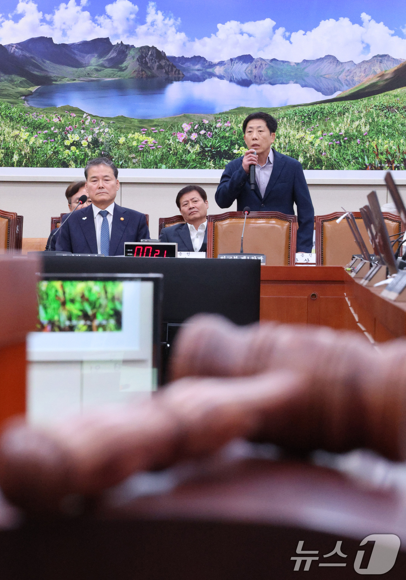 (서울=뉴스1) 신웅수 기자 = 박상학 자유북한운동연합 대표가 24일 오후 서울 여의도 국회에서 열린 외교통일위원회의 외교부·통일부 등에 대한 종합국정감사에서 의원 질의에 답변하고 …