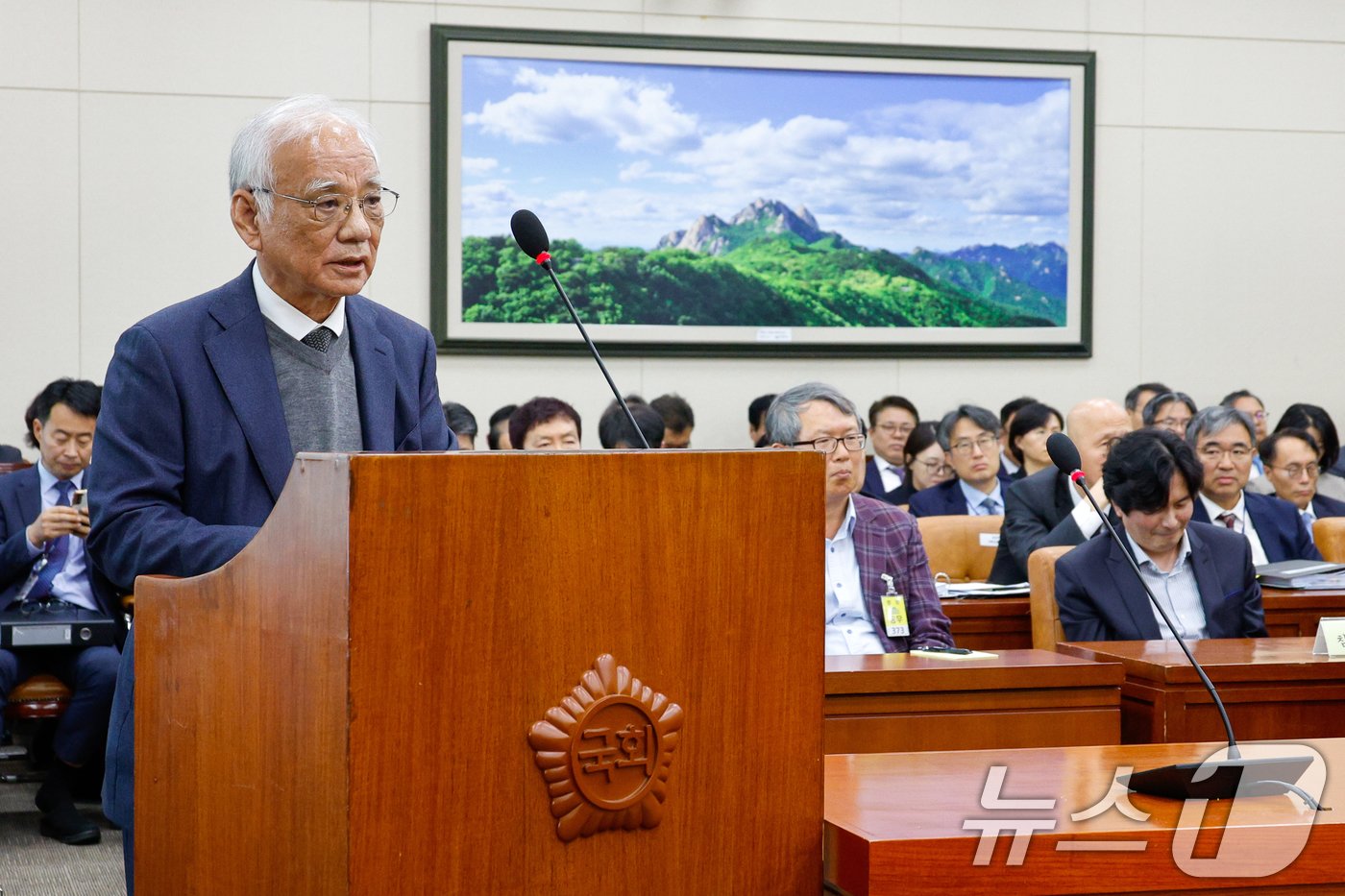 본문 이미지 - 장형진 영풍 고문이 24일 오후 서울 여의도 국회 환경노동위원회에서 열린 환경부·기상청 종합 국정감사에 출석해 의원 질의에 답하고 있다. 2024.10.24/뉴스1 ⓒ News1 안은나 기자