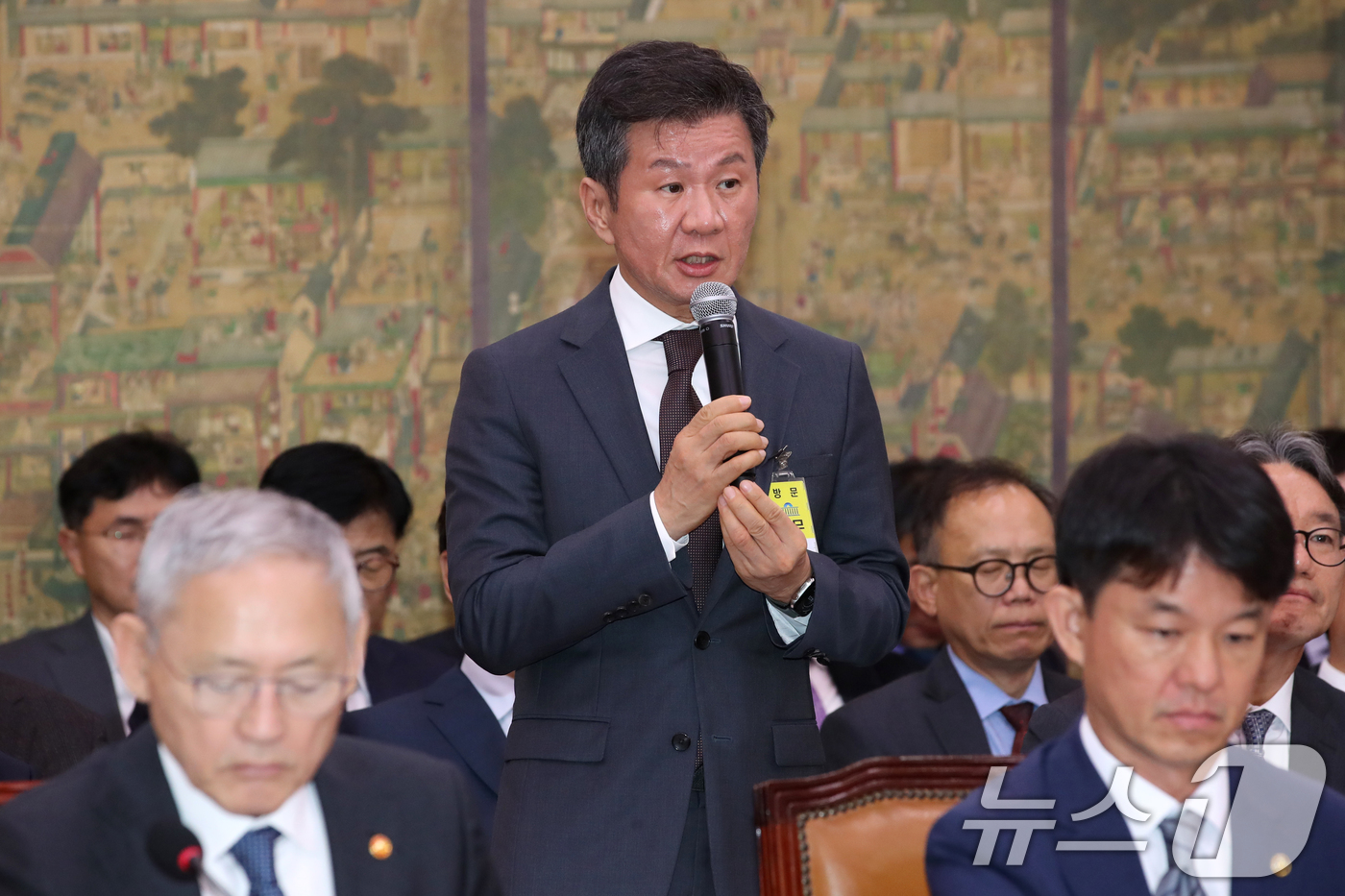 (서울=뉴스1) 이광호 기자 = 정몽규 대한축구협회장이 24일 오후 서울 여의도 국회에서 열린 문화체육관광위원회의 문화체육관광부 등에 대한 종합국정감사에 출석해 의원 질의에 답하고 …