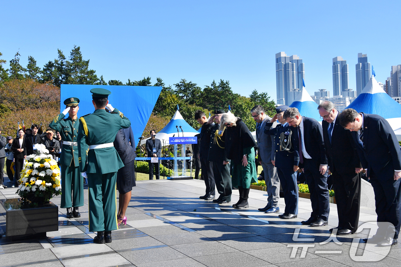 (부산=뉴스1) 윤일지 기자 = 24일 부산 남구 유엔기념공원에서 열린 제79주년 유엔의 날 기념식에서 참석자들이 묵념하고 있다.부산시는 매년 유엔의 날을 맞아 6·25전쟁에 참전 …