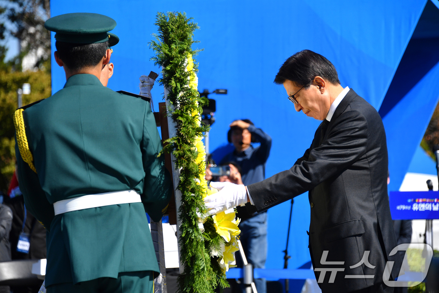 (부산=뉴스1) 윤일지 기자 = 24일 부산 남구 유엔기념공원에서 열린 제79주년 유엔의 날 기념식에서 박형준 부산시장이 헌화하고 있다.부산시는 매년 유엔의 날을 맞아 6·25전쟁 …