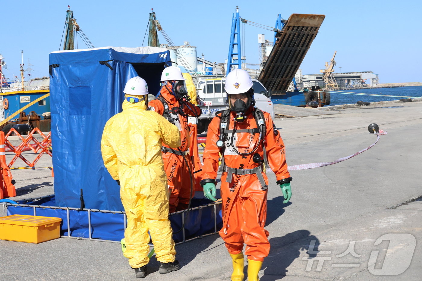 본문 이미지 - 동해해양경찰서는 24일 강원 동해항에서 황산유출을 가상한 합동훈련을 실시했다.(동해해경 제공) 2024.10.24/뉴스1