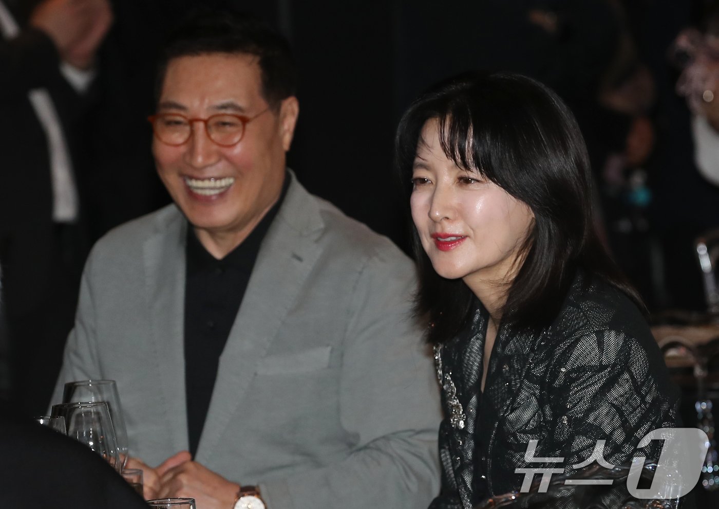 본문 이미지 - 배우 이영애 정호영 부부가 24일 서울 강동구 고덕동 스테이지28에서 열린 제14회 아름다운예술인상 시상식에 참석해 미소를 짓고 있다. ⓒ News1 권현진 기자