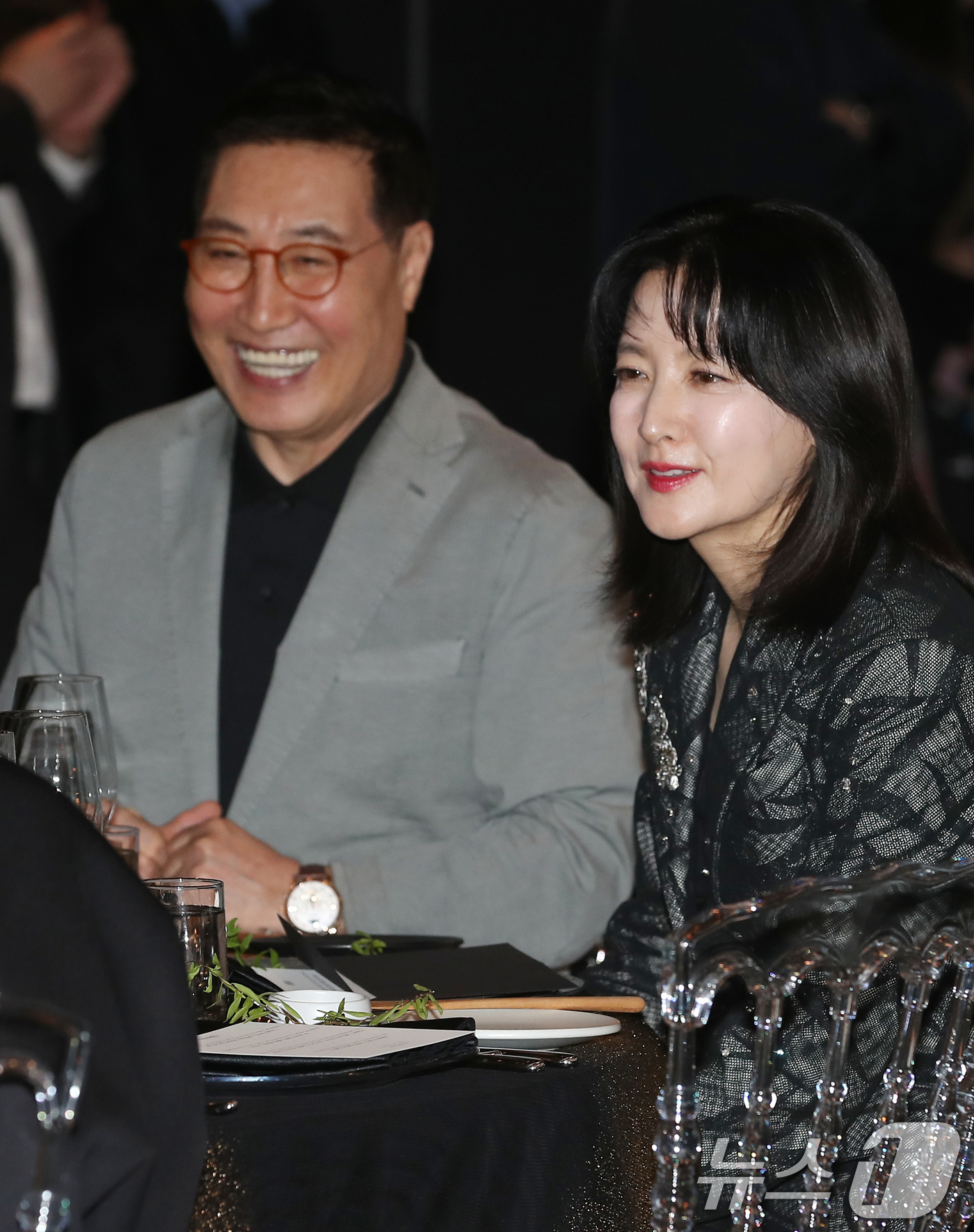 (서울=뉴스1) 권현진 기자 = 배우 이영애 정호영 부부가 24일 서울 강동구 고덕동 스테이지28에서 열린 제14회 아름다운예술인상 시상식에 참석해 미소를 짓고 있다. 2024.1 …