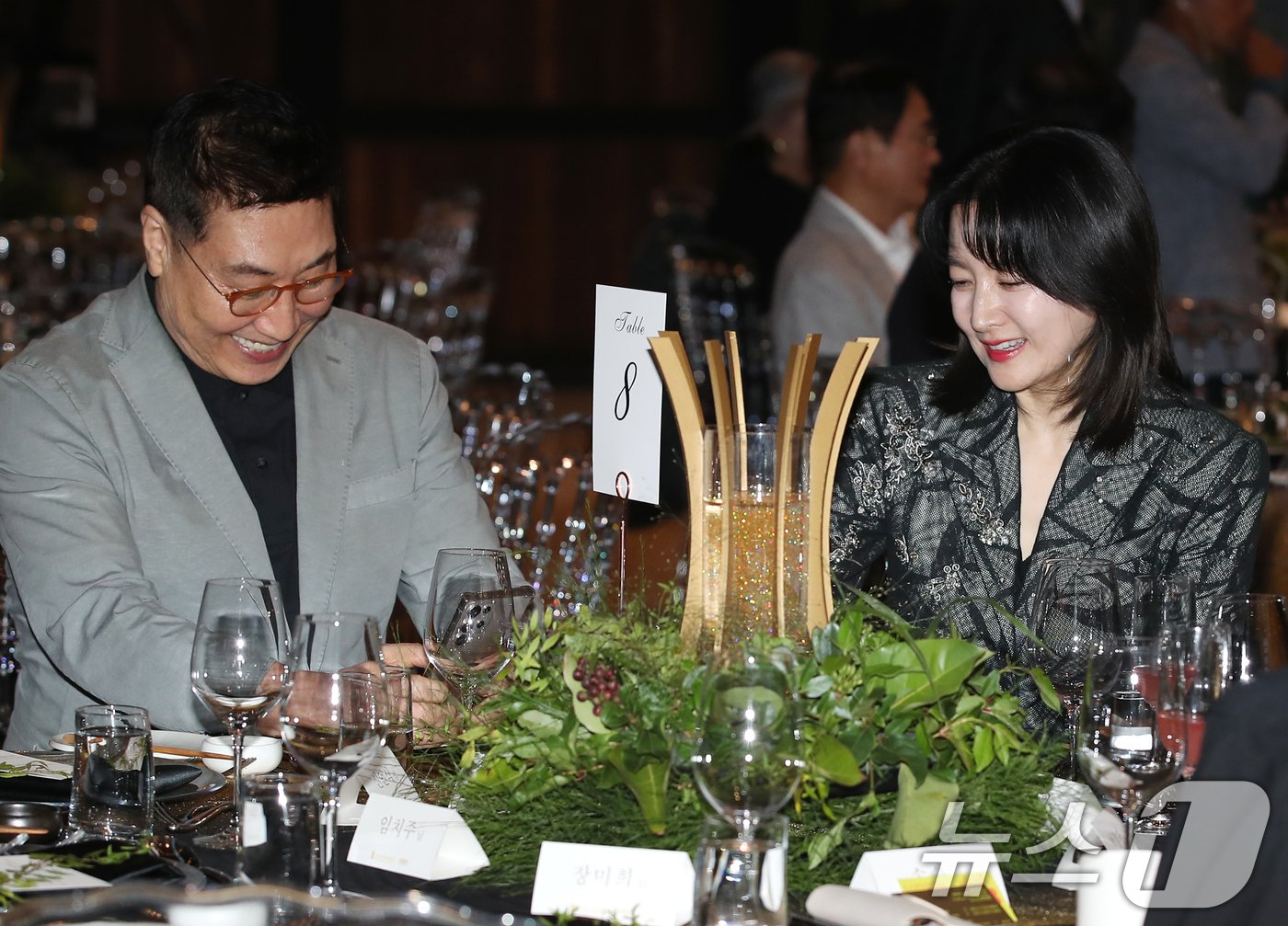 본문 이미지 - 배우 이영애 정호영 부부가 24일 서울 강동구 고덕동 스테이지28에서 열린 제14회 아름다운예술인상 시상식에 참석해 미소를 짓고 있다. ⓒ News1 권현진 기자