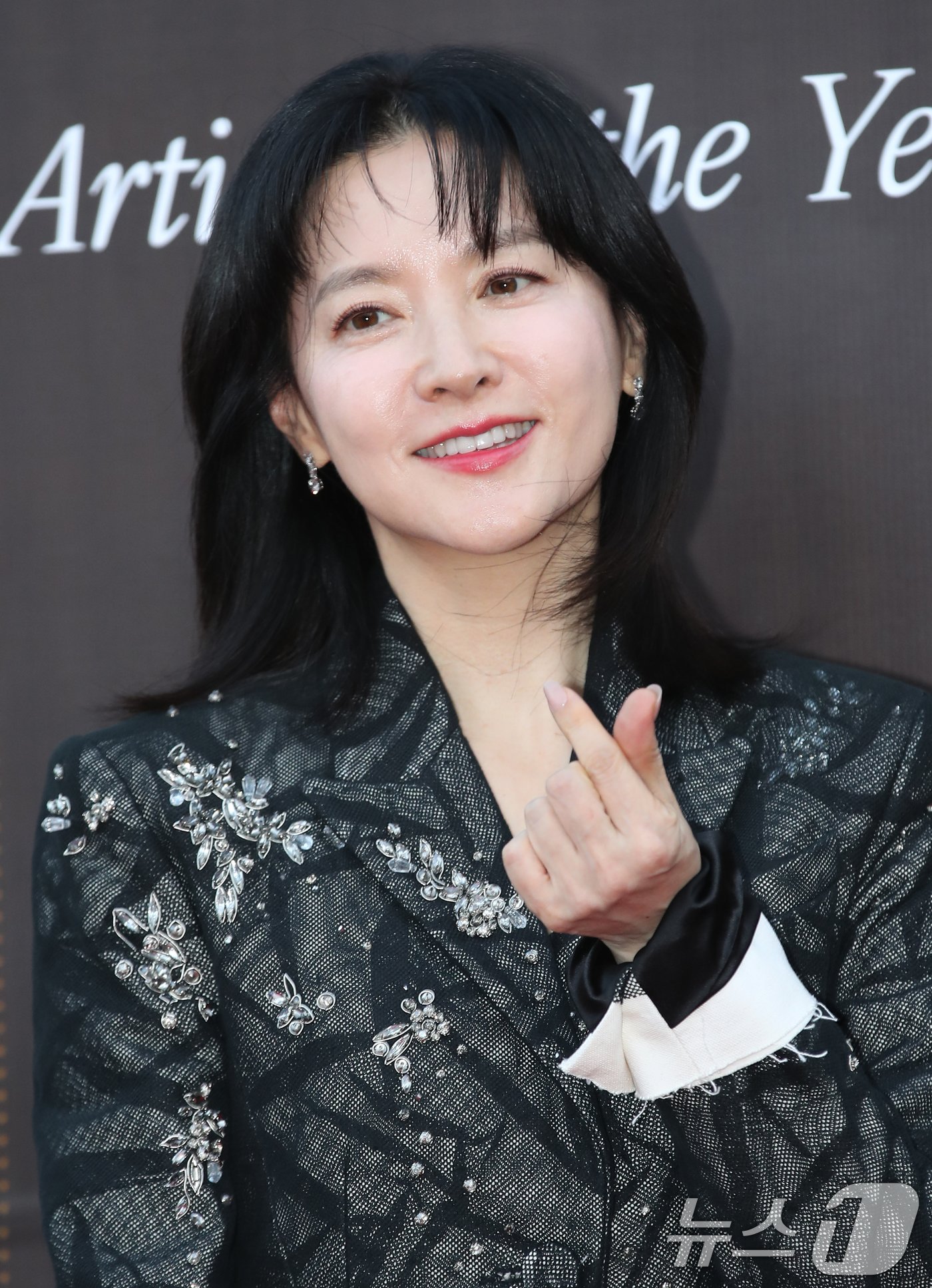 본문 이미지 - 배우 이영애가 24일 서울 강동구 고덕동 스테이지28에서 열린 제14회 아름다운예술인상 시상식에 참석해 하트를 그리고 있다. ⓒ News1 권현진 기자