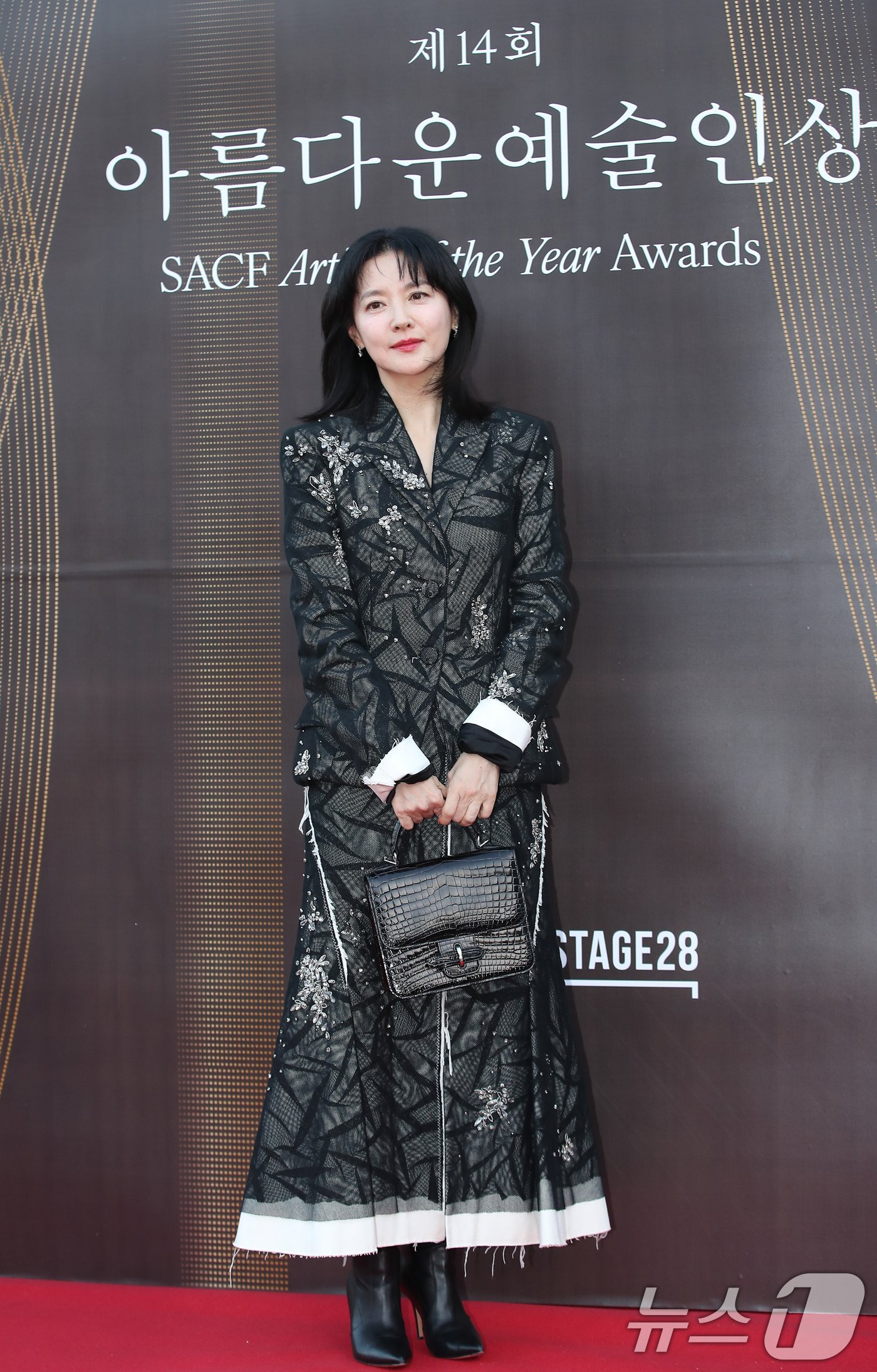 본문 이미지 - 배우 이영애가 24일 서울 강동구 고덕동 스테이지28에서 열린 제14회 아름다운예술인상 시상식에 참석해 미소를 짓고 있다. ⓒ News1 권현진 기자