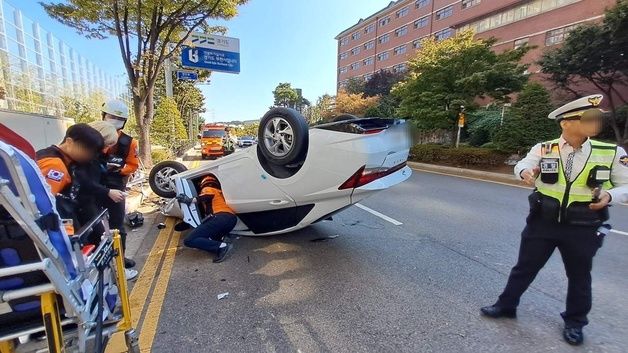 부천 유한대 앞 도로서 차량 전복…20대 여성 운전자 다쳐