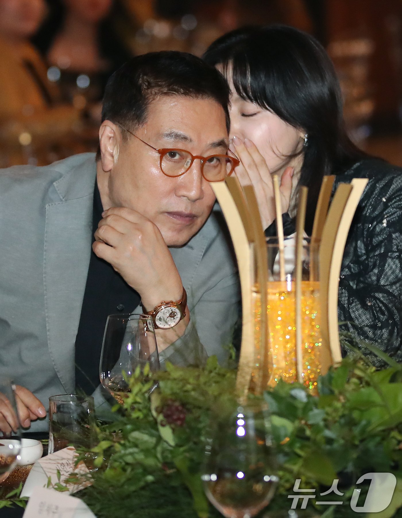 본문 이미지 - 배우 이영애 정호영 부부가 24일 서울 강동구 고덕동 스테이지28에서 열린 제14회 아름다운예술인상 시상식에 참석해 귓속말을 하고 있다. ⓒ News1 권현진 기자